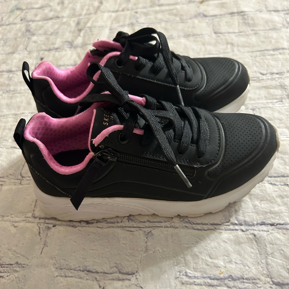SKETCHERS STREET UNO LITE-EASY ZIP BLACK AND PINK LINED SNEAKERS GIRLS SIZE US3